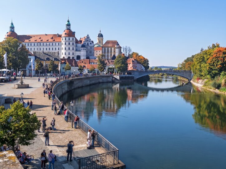 Luftaufnahme einer Stadt mit beleuchteten Gebäuden in der Dämmerung