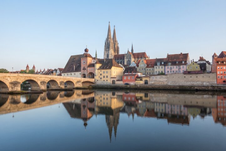 Historische Altstadt mit Fluss und Brücke
