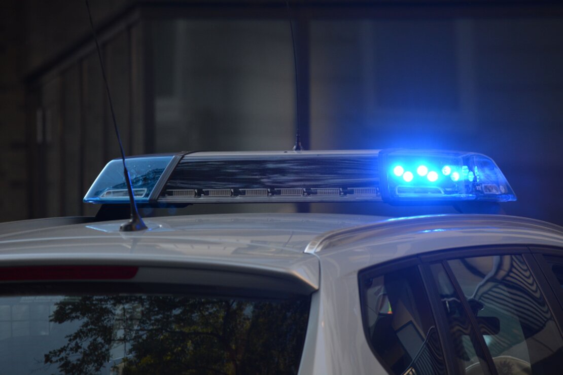 Streifenwagen eines Sicherheitsdienstes bei Nacht