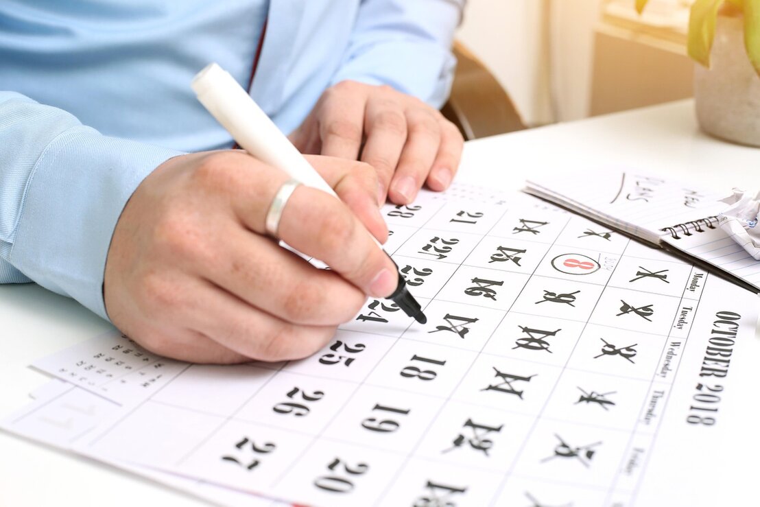 Symbolbild für langjährige Erfahrung mit Kalender und Stadtansicht